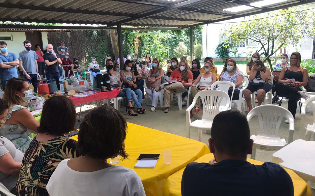 Servidores municipais reunidos com representantes da sa&uacute;de mental