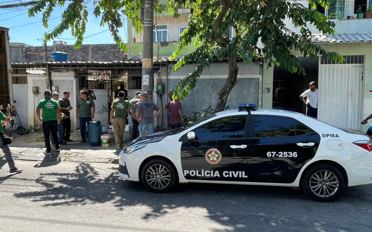 Momento em que agentes da Secretaria de Meio Ambiente da Prefeitura do Rio (SMA-Rio) e policias da Delegacia de Prote&ccedil;&atilde;o ao Meio Ambiente  (DPMA), chegam na resid&ecirc;ncia de Caio C&eacute;sar Viana de Faria para fazerem apreens&atilde;o de animais silvestres