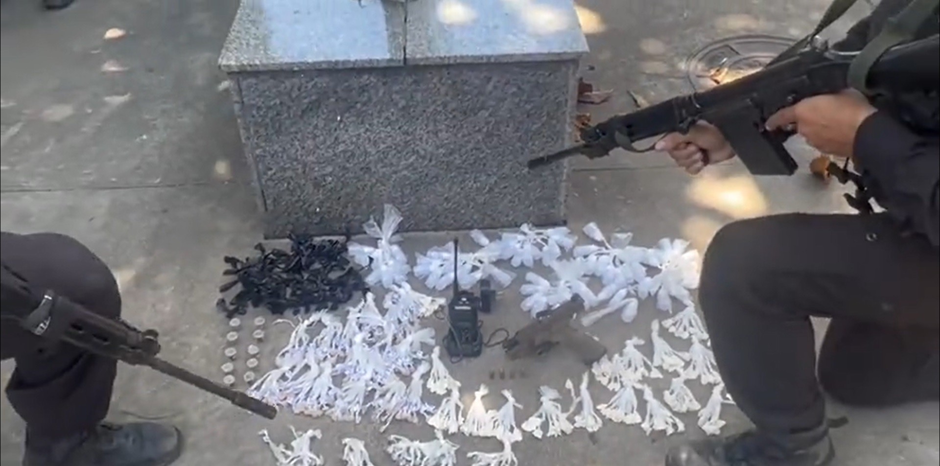 Na mesma a&ccedil;&atilde;o, os policiais militares do 39&ordm; BPM prenderam um bandido ferido a apreenderam um pistola e uma grande quantidade de drogas - Twitter / Pmerj