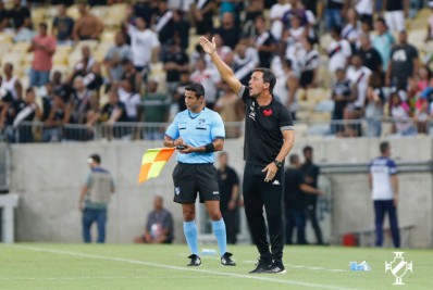 Zé Ricardo reclama de decisão do VAR e elogia segundo tempo do Vasco contra o Flamengo