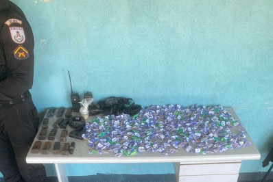 Policiais encontram drogas e munições em tonel enterrado 