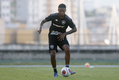 Zagueiro deixa o Botafogo e acerta com clube dos Emirados Árabes