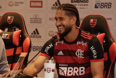 Pablo é apresentado no Flamengo e rasga elogios ao clube: 'É um time europeu no Brasil'