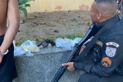 PM impede assalto a van em Belford Roxo, apreende arma e drogas e prende bandido