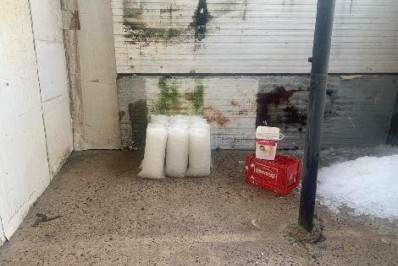 Polícia prende dono de fábrica clandestina e interdita local na Zona Oeste