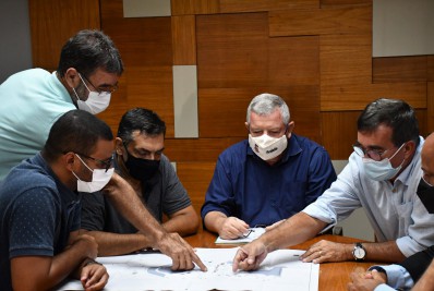 Desfile das escolas de samba de Niterói deixa a Rua da Conceição 