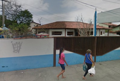 Homem é preso acusado de agredir mãe da sua filha na porta de escola