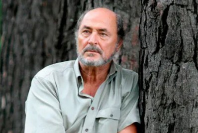 Sertanista devolve medalha de mérito indigenista após condecoração de Bolsonaro com a mesma honraria