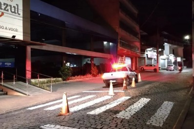 Secretaria Municipal de Ordem e Mobilidade Urbana (Smomu) faz revitalização de faixas e manutenção de semáforos em Nova Friburgo