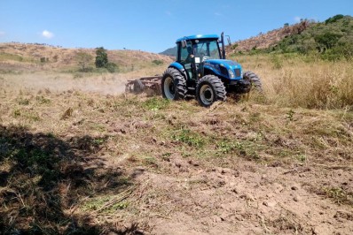 Prefeitura de Saquarema disponibiliza tratores para auxiliar pequenos produtores rurais
