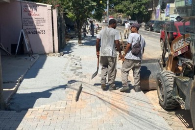 Prefeitura realiza padronização de calçadas em importante via de Bacaxá 