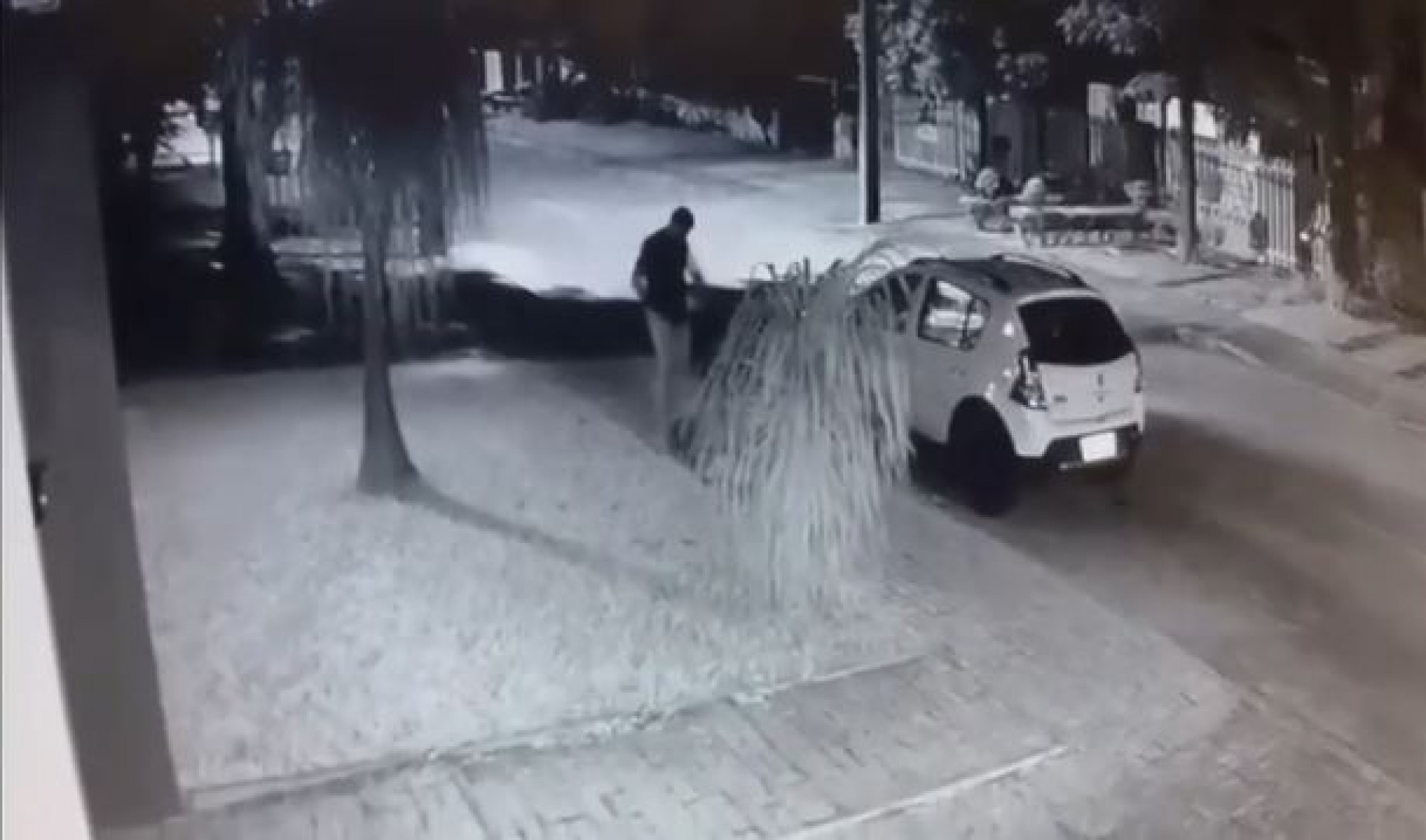 Sem-teto agredido por personal afirma que mulher o chamou para brincar dentro do carro Jornal MEIA HORA foto