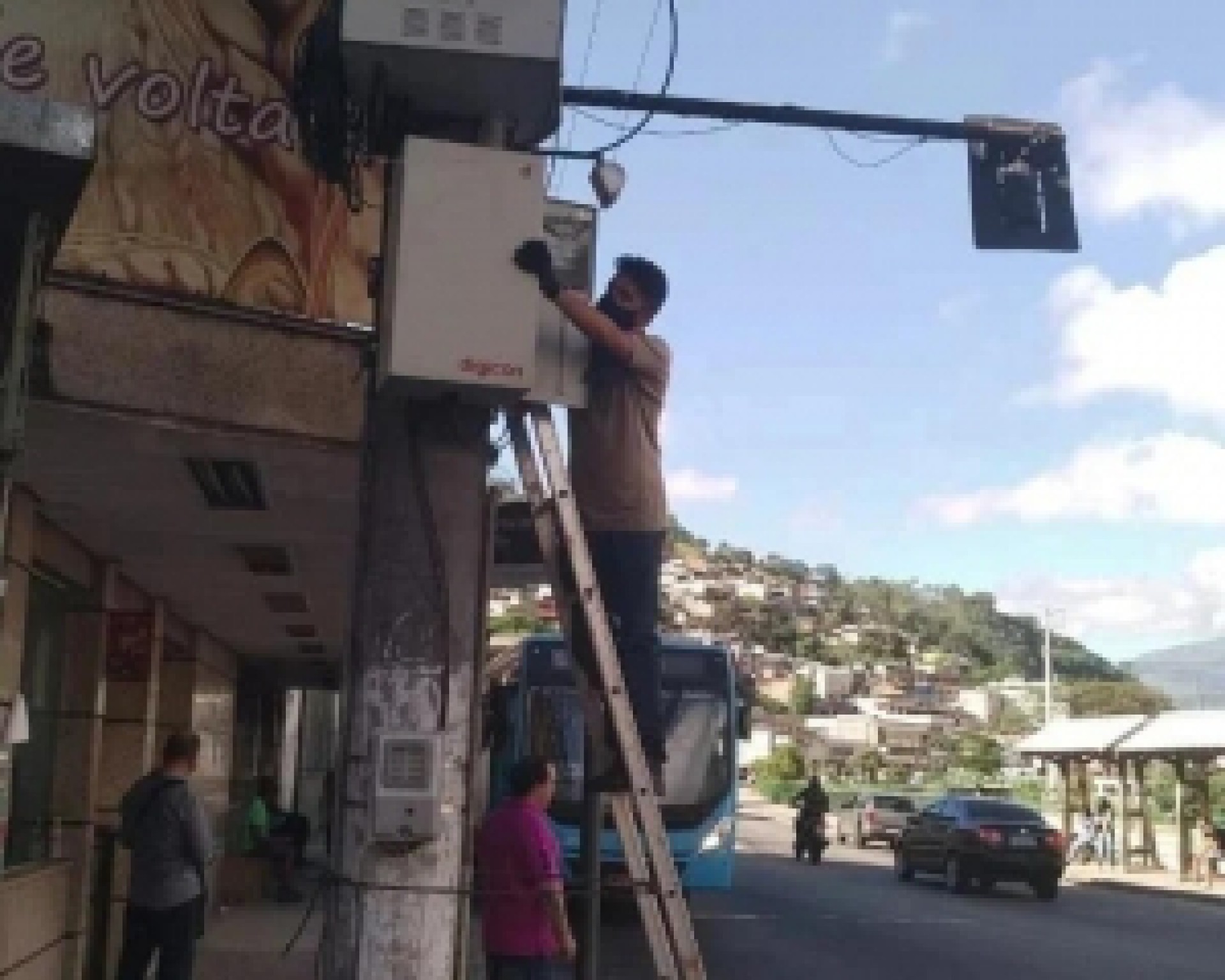 Sem&aacute;foros de Nova Friburgo recebem manuten&ccedil;&atilde;o - Divulga&ccedil;&atilde;o