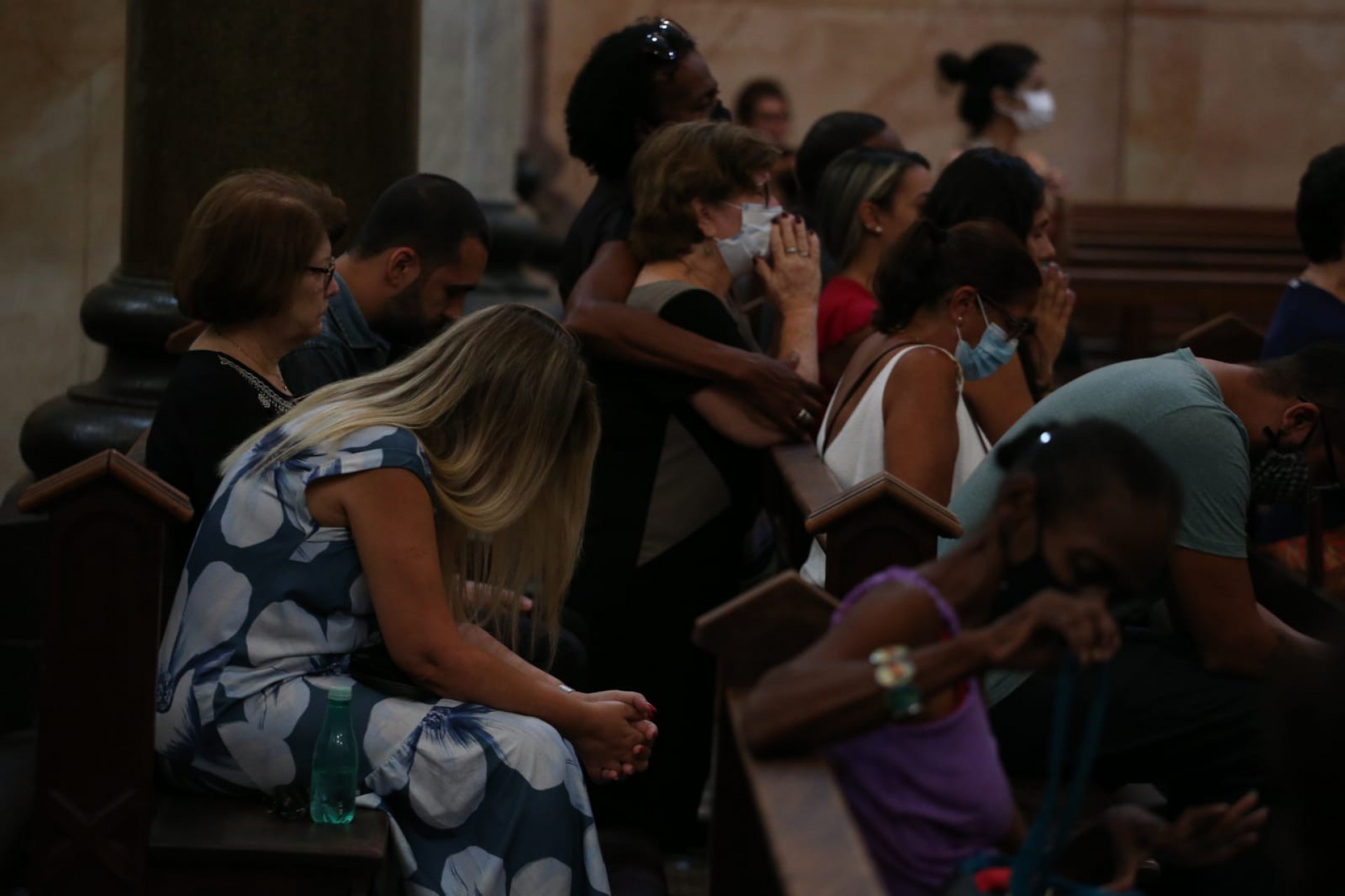 Familiares e amigos de Gabriel Barbosa Leite durante missa em homenagem ao engenheiro - Foto: Cleber Mendes / Ag&ecirc;ncia O Dia