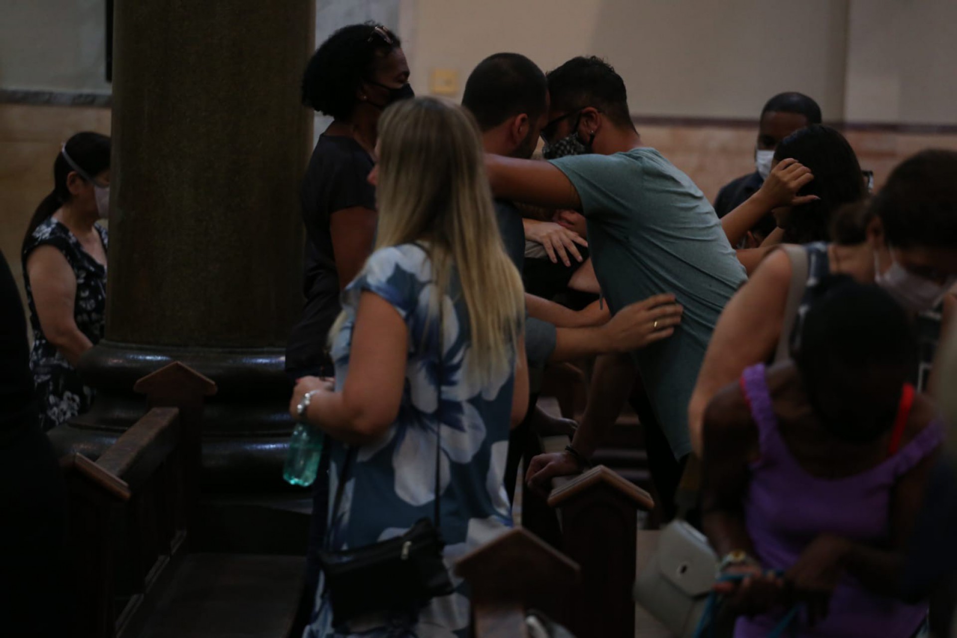 Familiares e amigos de Gabriel Barbosa Leite durante missa em homenagem ao engenheiro - Foto: Cleber Mendes / Agência O Dia