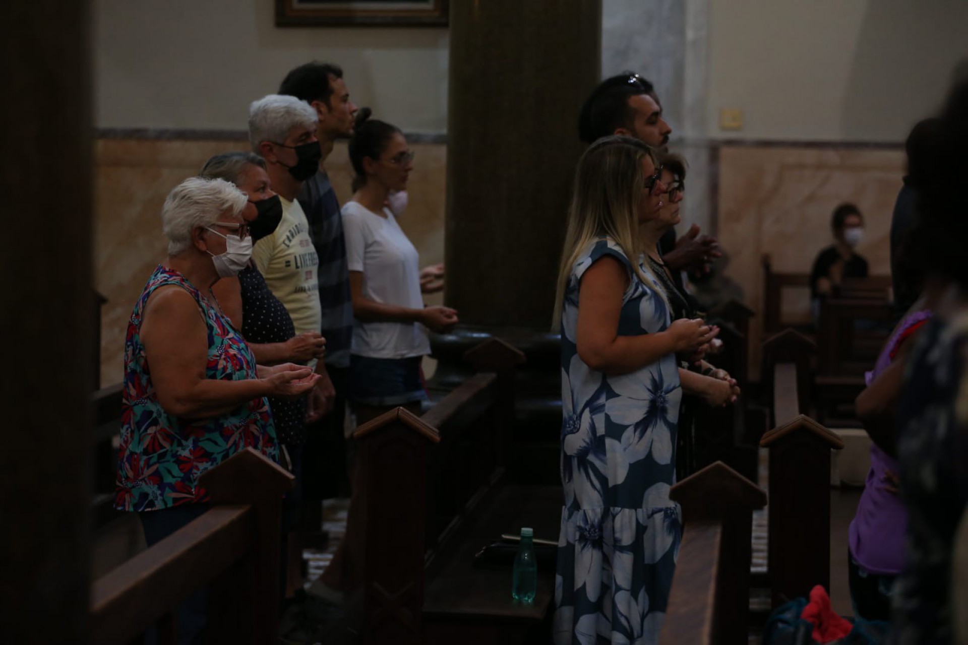 Familiares e amigos de Gabriel Barbosa Leite durante missa em homenagem ao engenheiro - Foto: Cleber Mendes / Agência O Dia