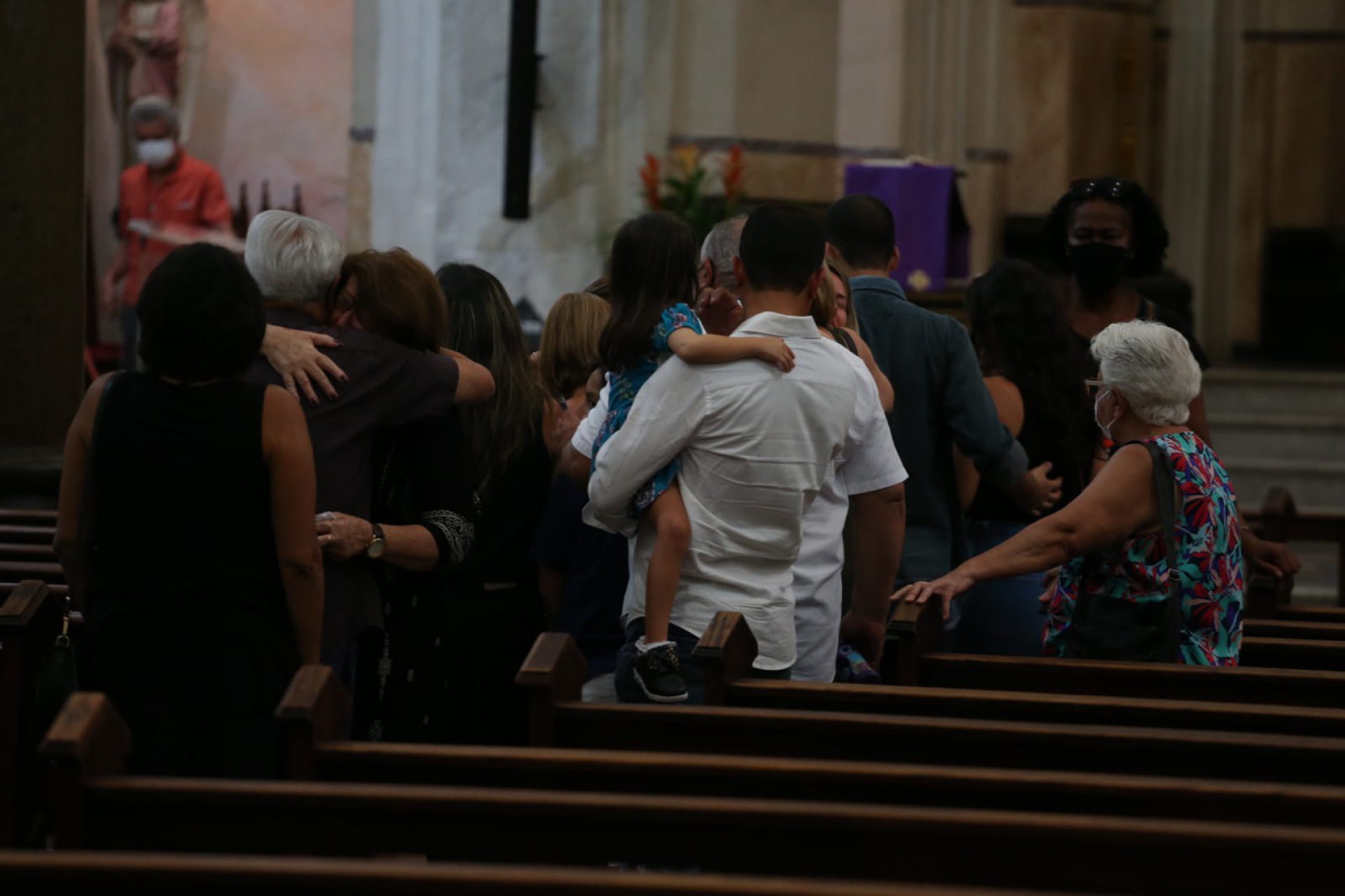 Familiares e amigos de Gabriel Barbosa Leite durante missa na Tijuca - Foto: Cleber Mendes / Agência O Dia
