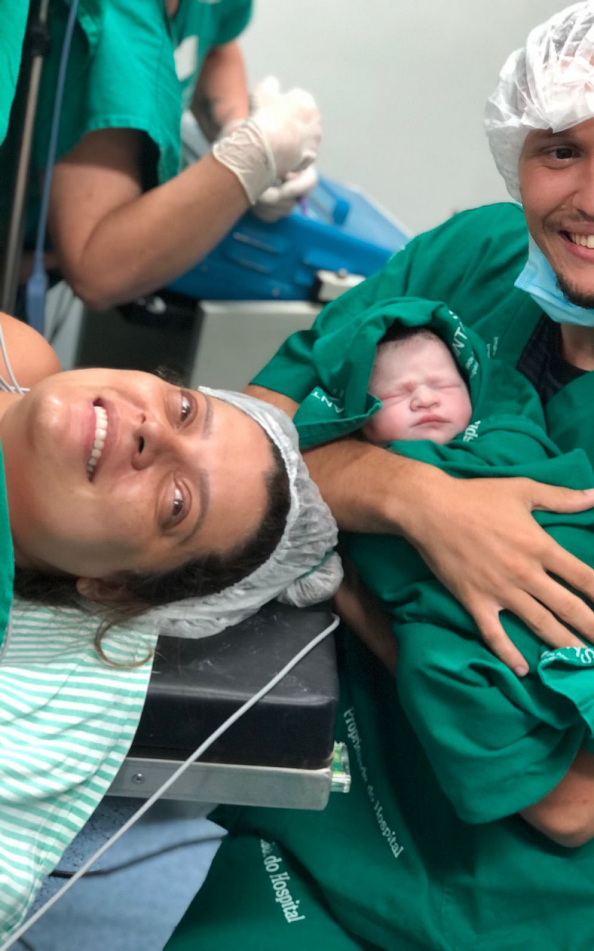 O papai Gabriel e a mamãe Vanessa orgulhosos pelo nascimento do pequeno Acácio