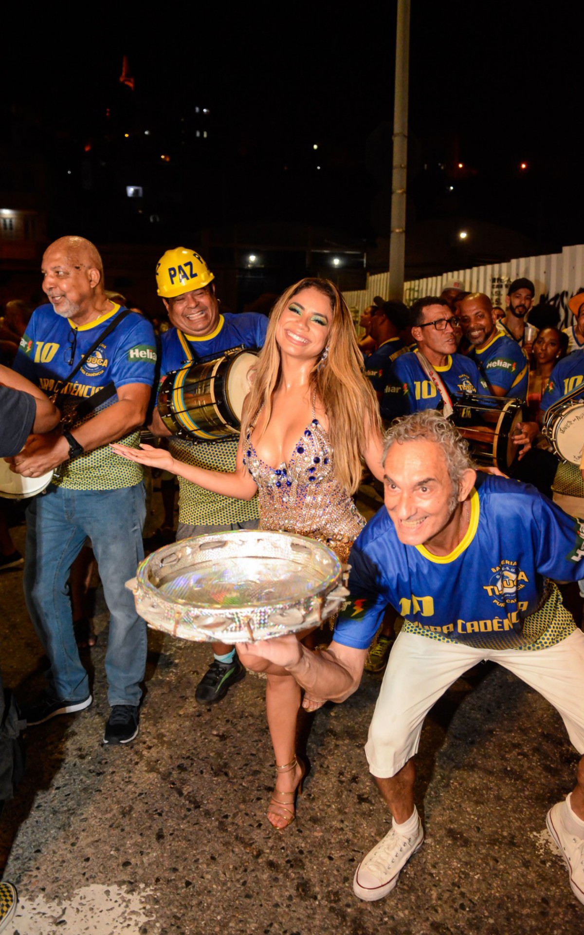 Lexa samba muito em ensaio da Unidos da Tijuca