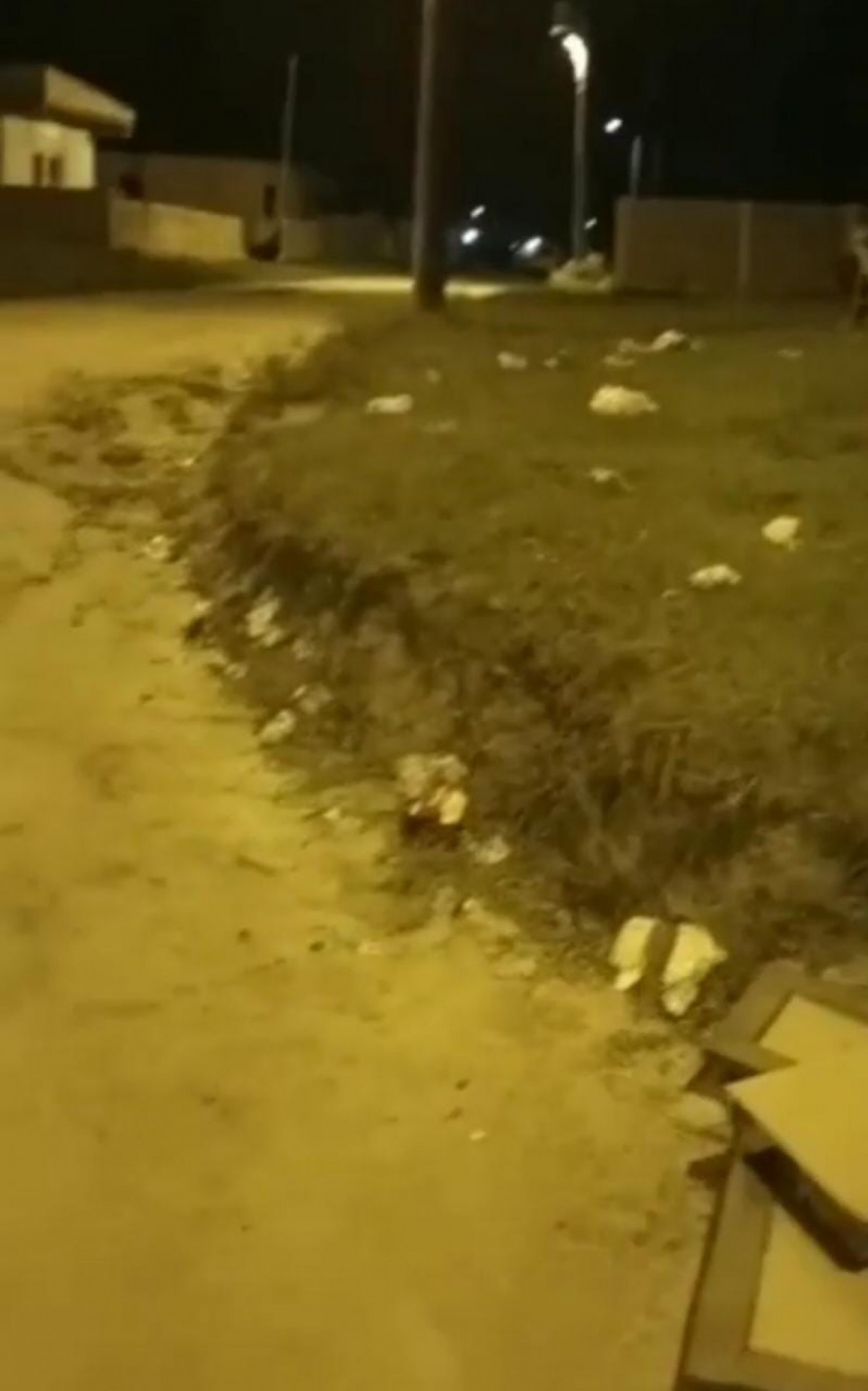 Ruas est&atilde;o cheias de sacos de lixo