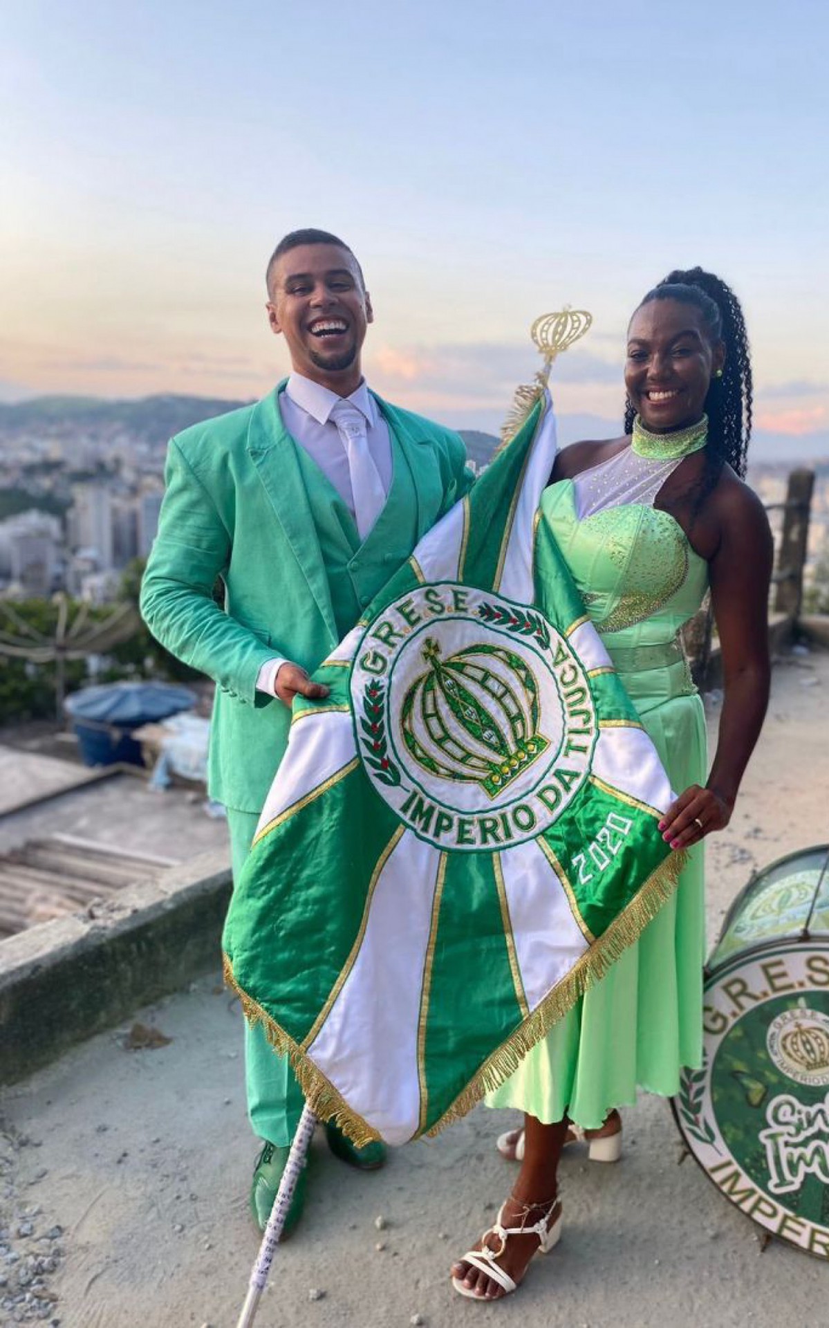 Casal de mestre-sala e porta-bandeira do Imp&eacute;rio da Tijuca, Renan Oliveira e La&iacute;s L&uacute;cia Ramos