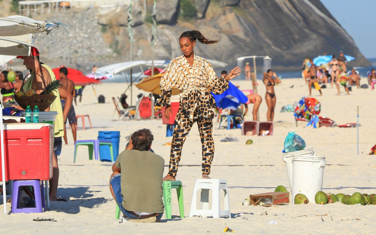 Dandara Mariana posa para ensaio de fotos na Barra da Tijuca