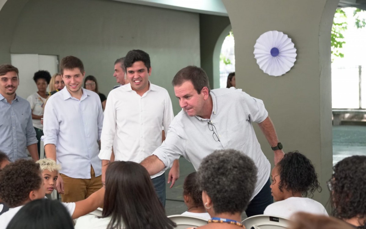 Paes cumprimenta alunos do CIEP Tancredo Neves, no Catete