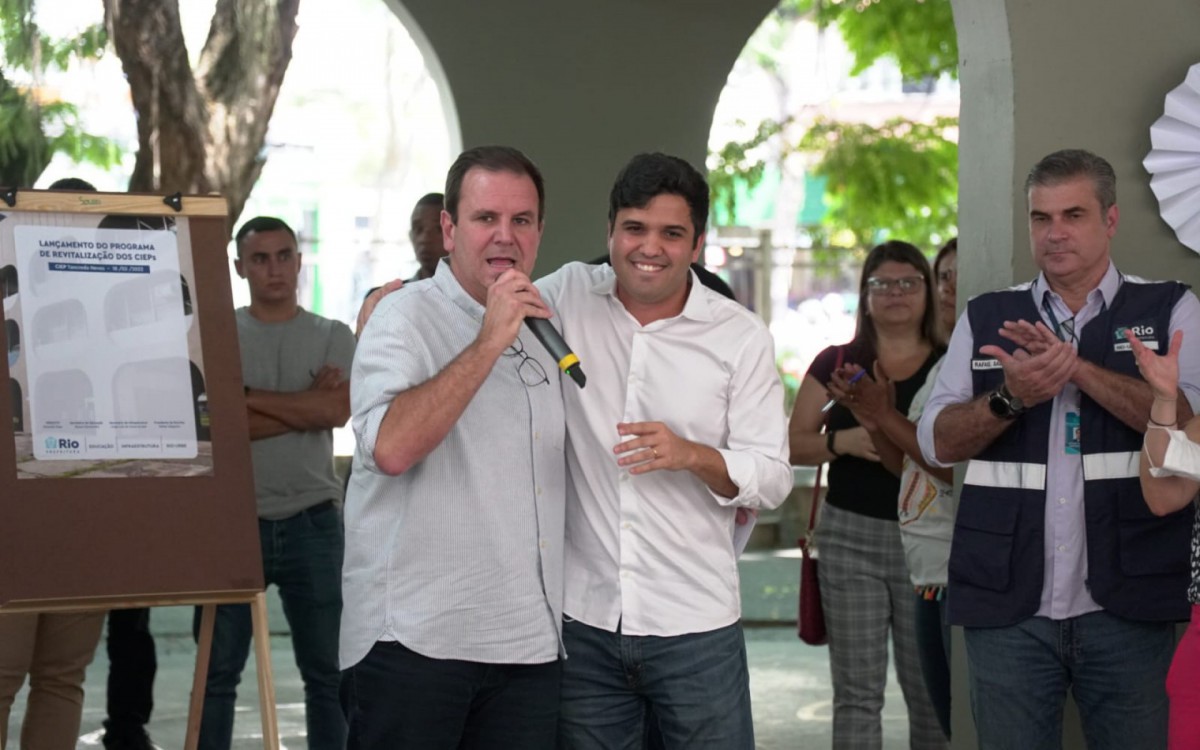 Prefeito Eduardo Paes e o secret&aacute;rio municipal de Educa&ccedil;&atilde;o, Renan Ferreirinha 