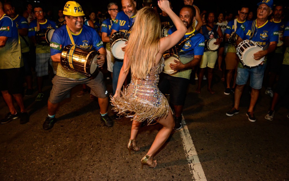 Lexa samba muito em ensaio da Unidos da Tijuca