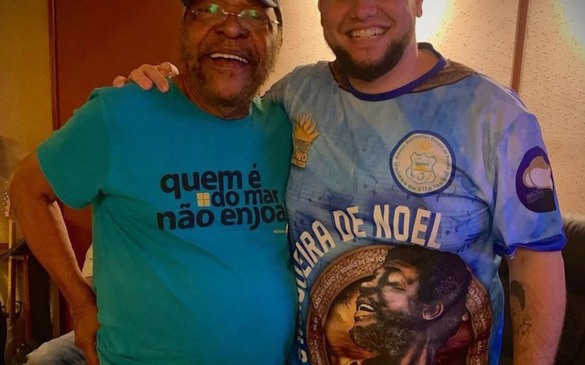 Mestre de bateria Macaco Branco ao lado de Martinho da Vila, homenageado pela escola