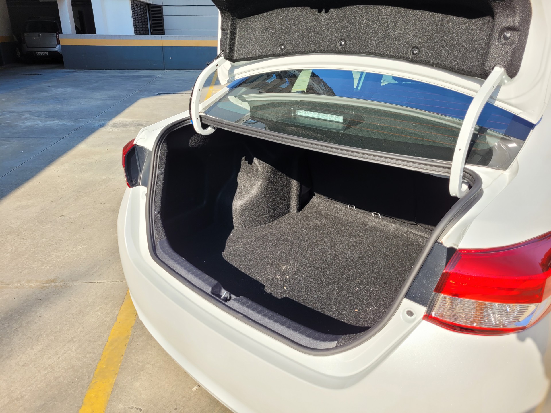 Porta-malas tem capacidade de 473 litros e dimensões laterais que permitem o transporte de objetos longos - Lucas Cardoso/Agência O Dia