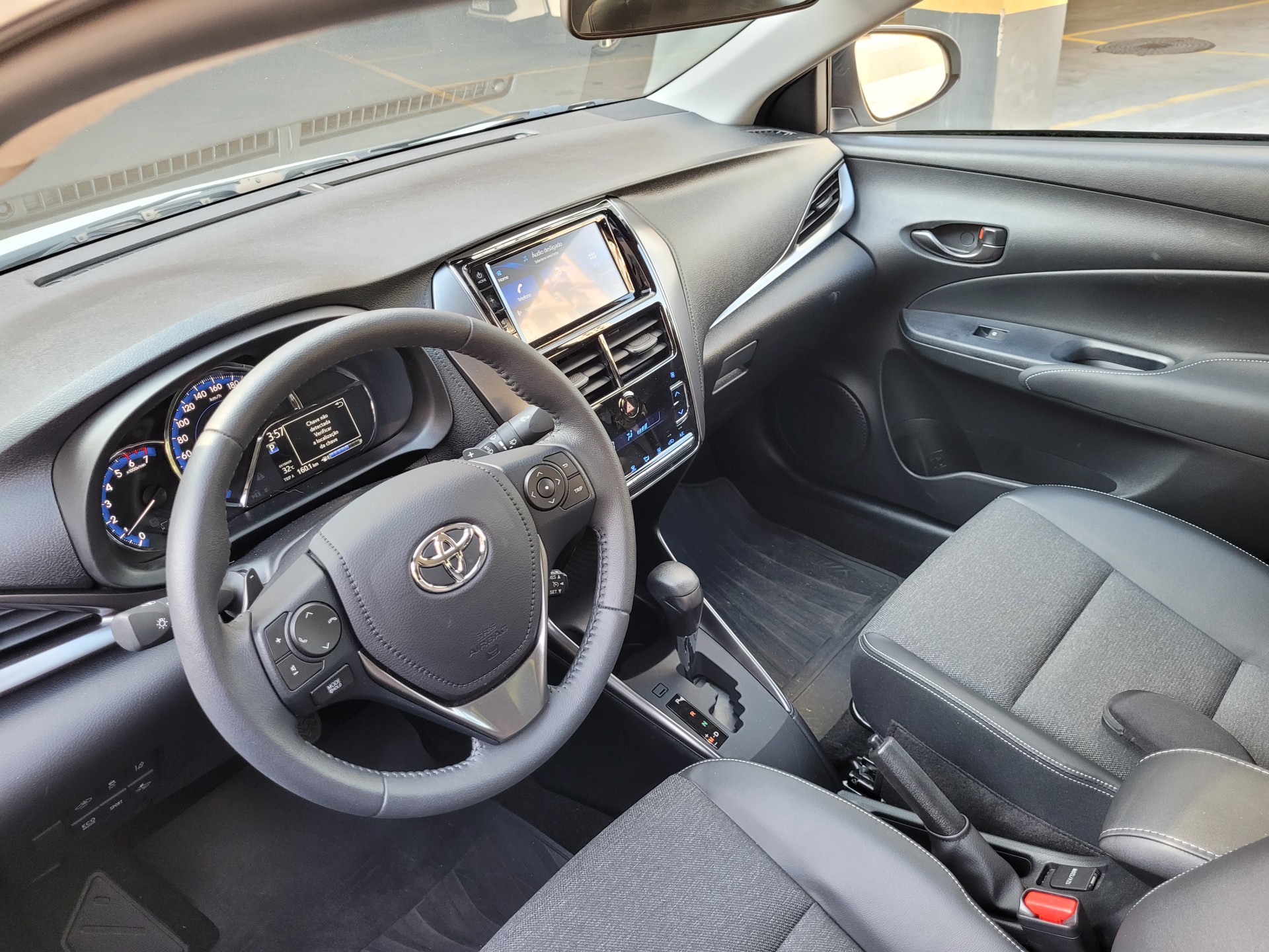 Acabamento do Yaris não esbanja classe, mas acerta na variação de texturas e tem revestimento macio nas partes que realmente importam - Lucas Cardoso/Agência O Dia