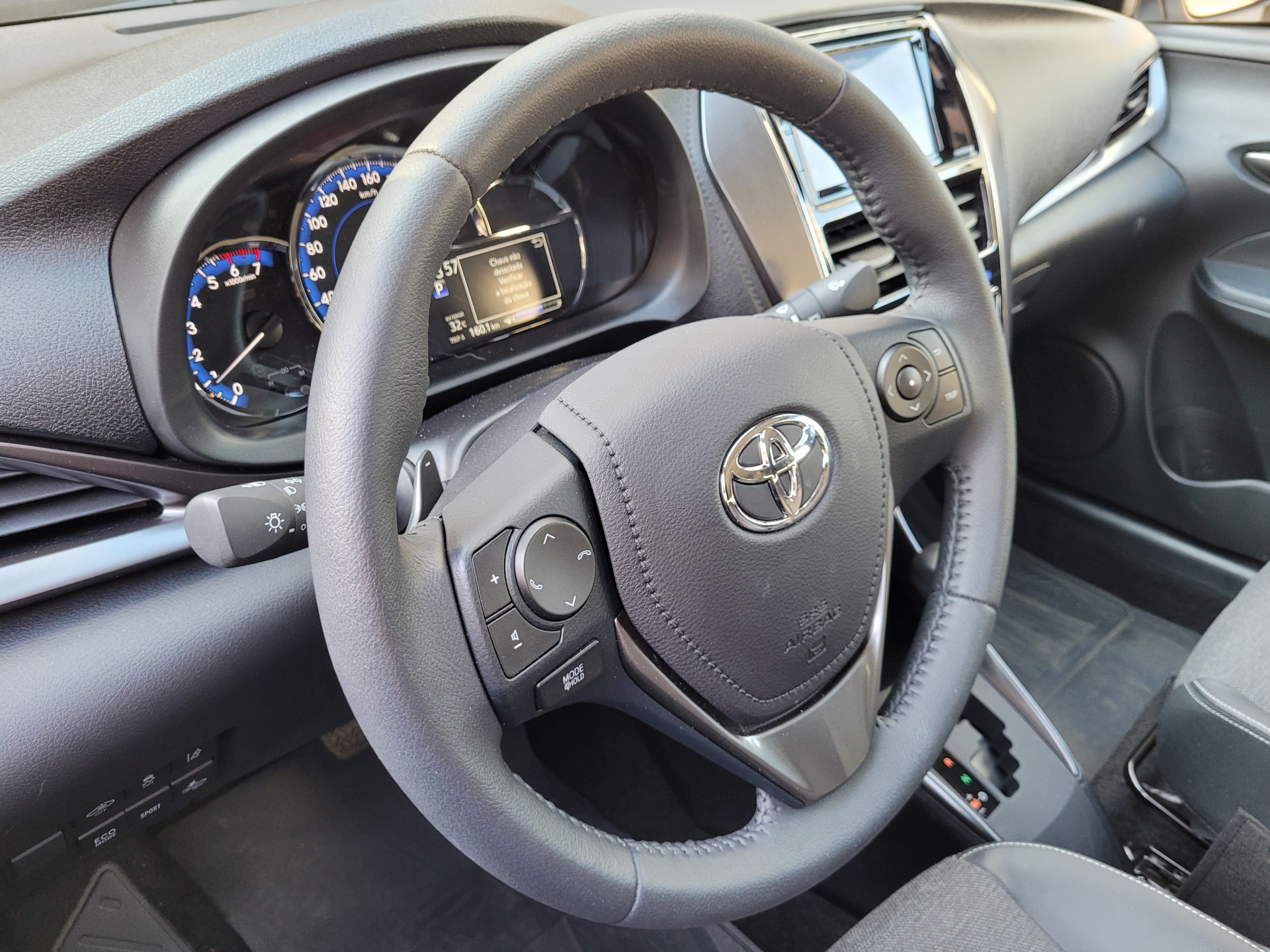 Volante tem revestimento em couro, costuras em branco e boa empunhadura. Controles da central multimídia poderiam ser mais práticos - Lucas Cardoso/Agência O Dia