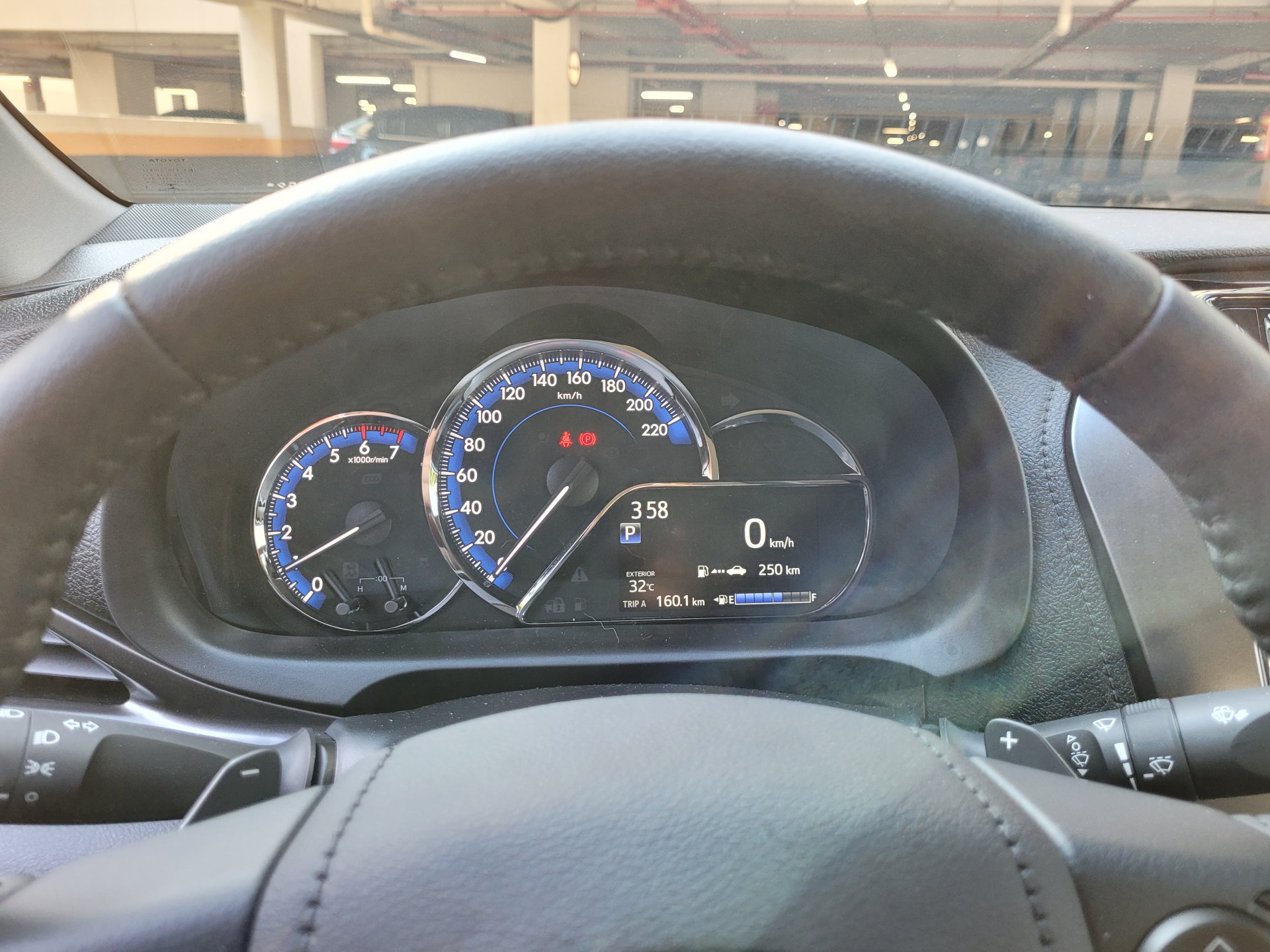 Painel de instrumentos do Yaris XS tem conta-giros e velocímetro analógicos e pequeno computador de bordo com tela de 4,2 polegadas em TFT - Lucas Cardoso/Agência O Dia