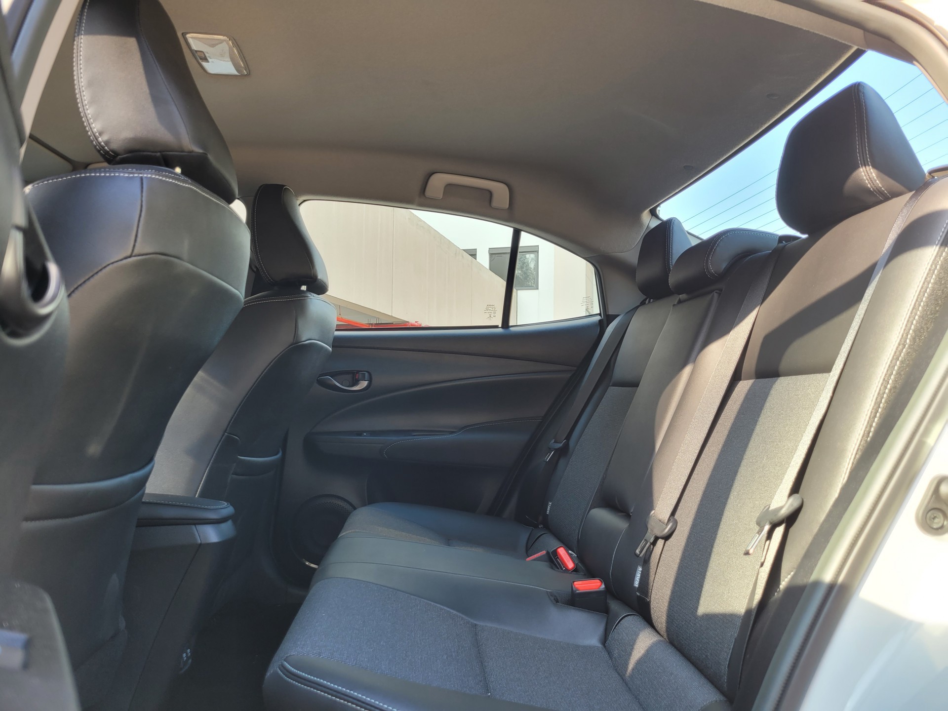 Espaço para quem vai no banco traseiro acomoda bem três pessoas - Lucas Cardoso/Agência O Dia