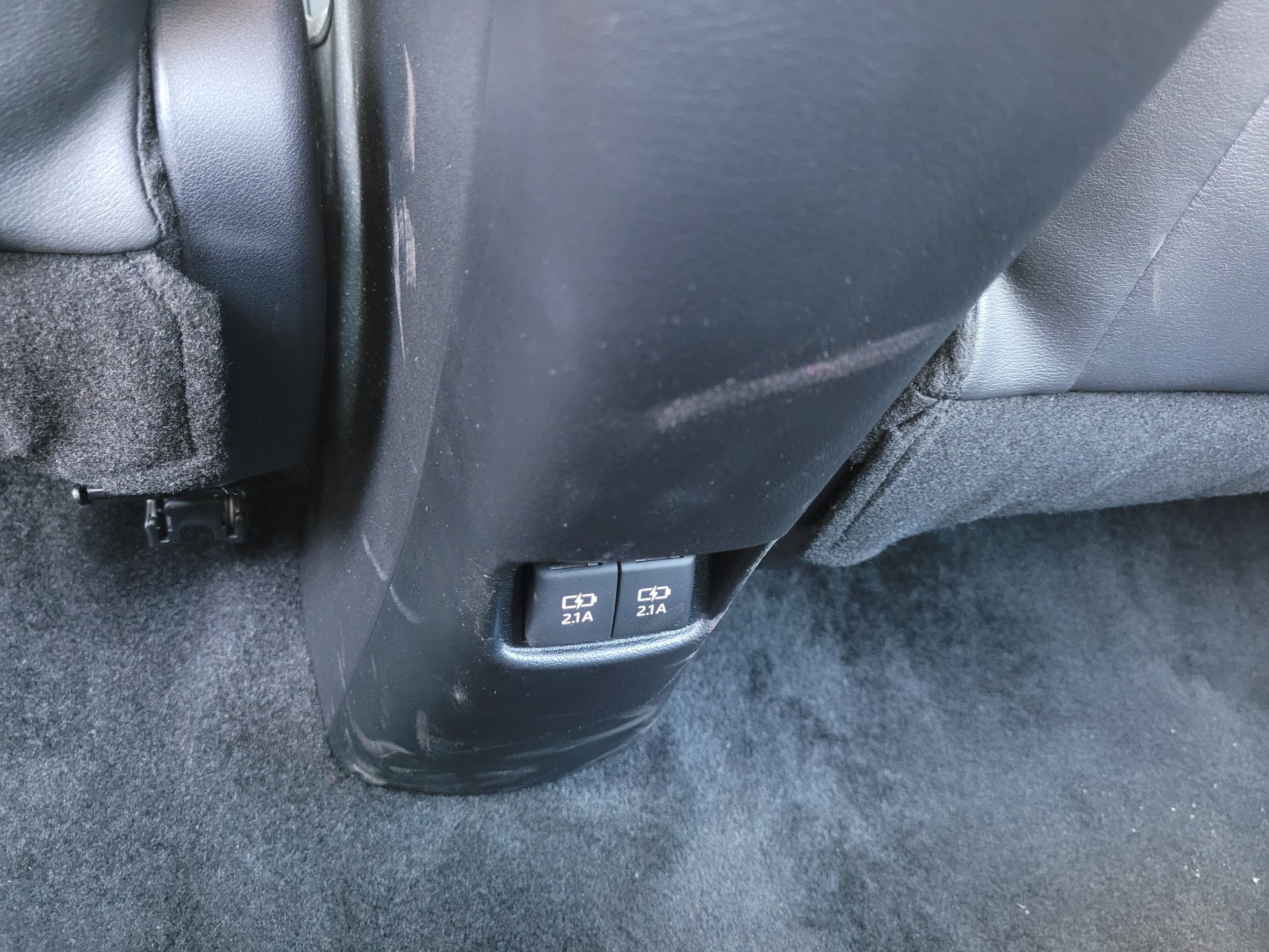 Banco traseiro passa a ter duas portas USB para carregamento de celular - Lucas Cardoso/Agência O Dia