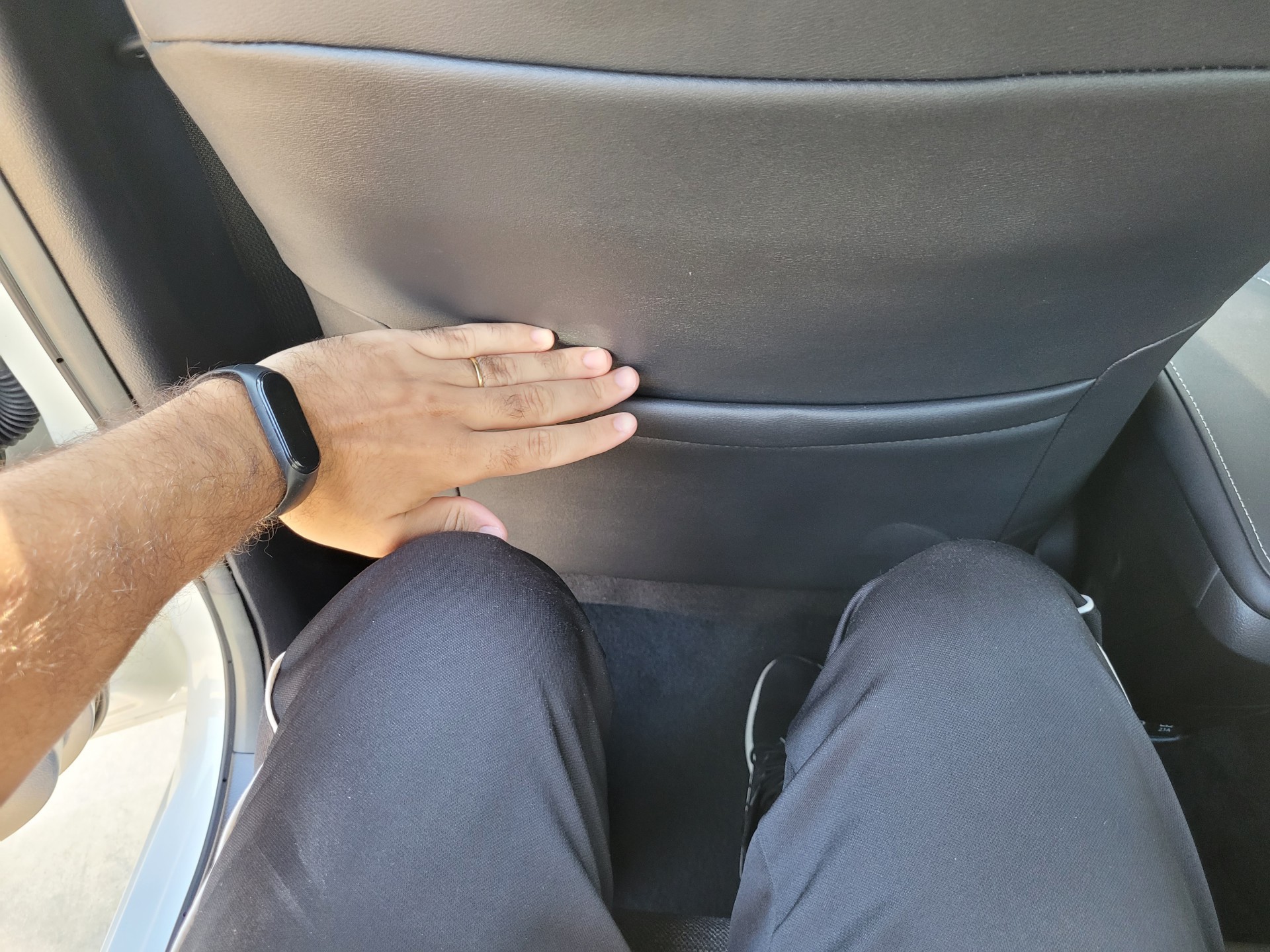 Sobra espaço para os joelhos graças aos 2,55 metros de entre-eixos do sedan  - Lucas Cardoso/Agência O Dia