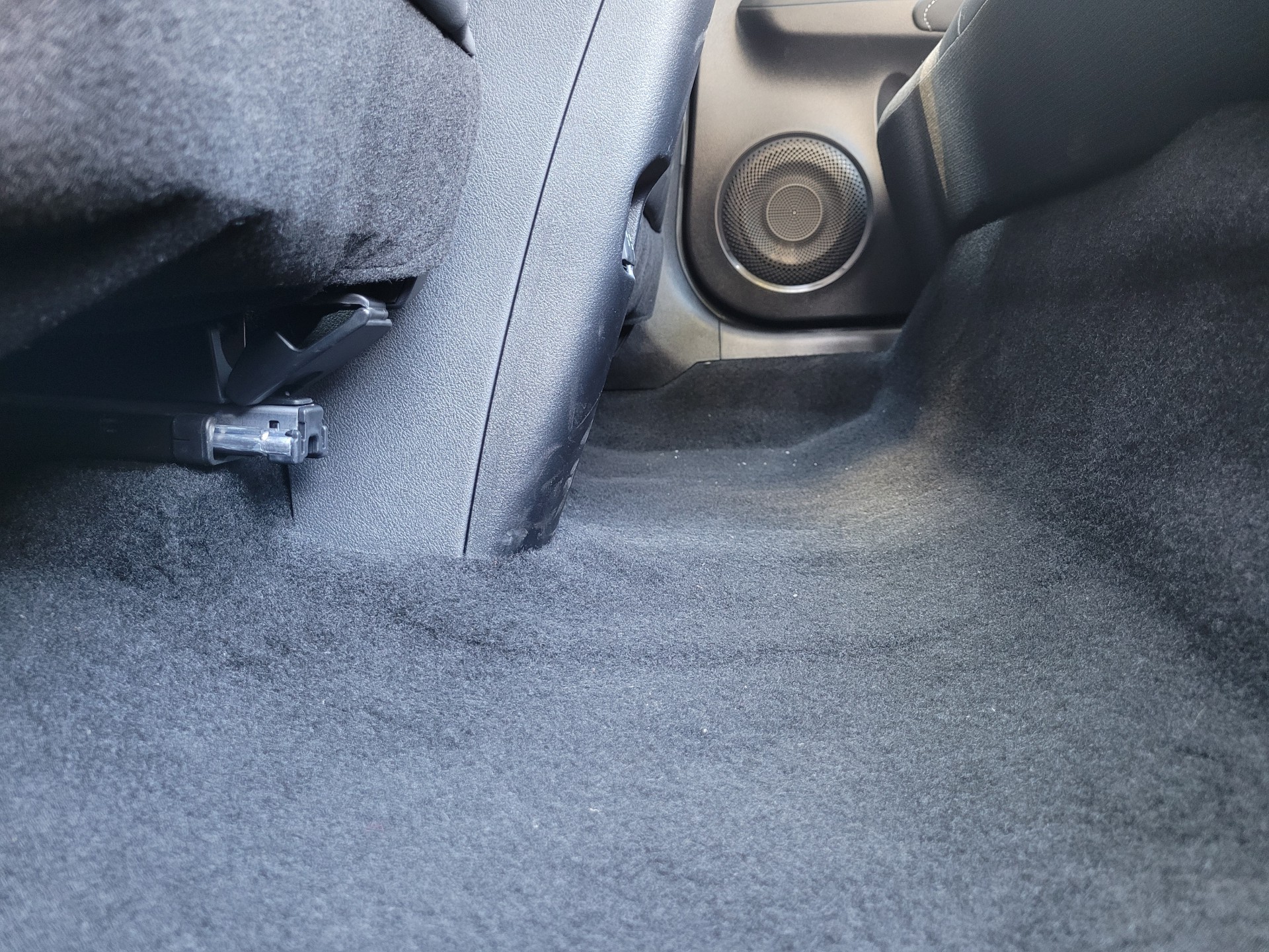 Túnel central quase plano aumenta espaço para os pés de quem viaja no banco traseiro - Lucas Cardoso/Agência O Dia