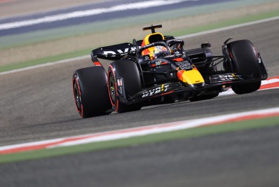 Verstappen faz melhor tempo do dia no Bahrein, seguido por pilotos da Ferrari