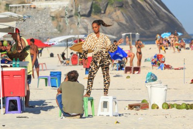 Após ter cobertura invadida e roubada, Dandara Mariana posa para fotos em praia da Zona Oeste do Rio