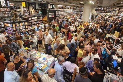 Fila na noite de autógrafos de Rodrigo Neves ultrapassa as duas horas