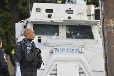 Confronto entre policiais e criminosos deixa dois suspeitos feridos na Ladeira dos Tabajaras, em Copacabana