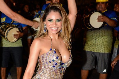 Lexa mostra muito samba no pé em ensaio de rua da Unidos da Tijuca