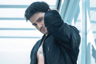 Felipe Neto posta fotos sem camisa e enlouquece fãs: 'Biscoitagem'