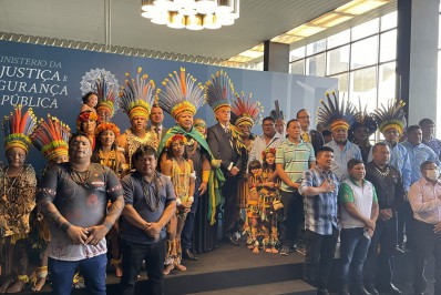 De cocar, Bolsonaro recebe medalha de mérito indigenista dada pelo Ministério da Justiça 