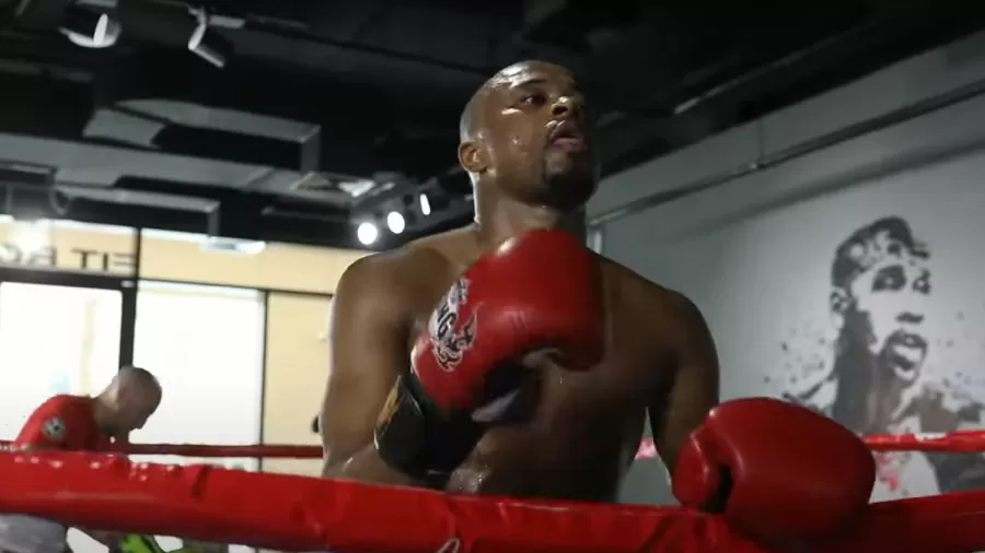 Idolo do Manchester United, Patrice Evra confirma estreia como boxeador em luta contra youtuber