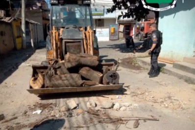 PM retira barricadas do tráfico nos acessos da comunidade da Linha e Morro do Cobra