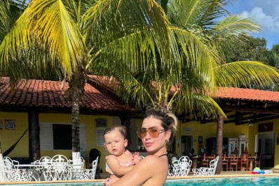 Grávida pela segunda vez, Virginia Fonseca curte piscina com a filha