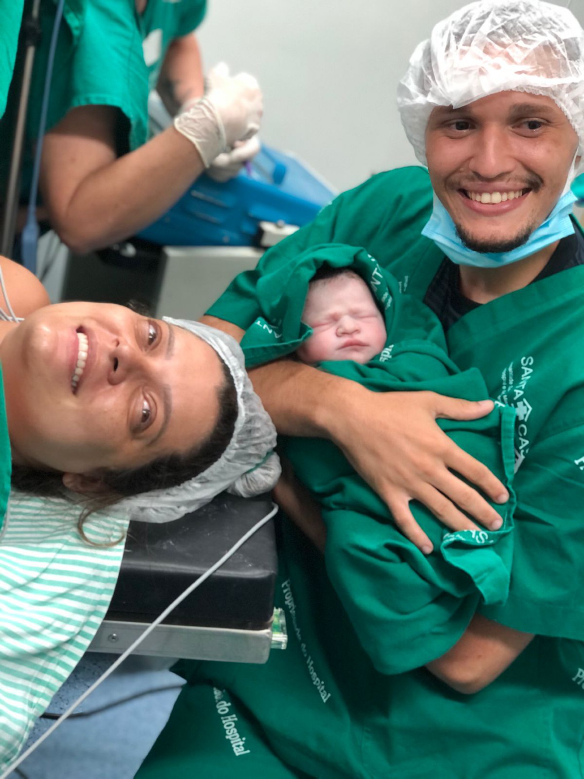 O papai Gabriel e a mamãe Vanessa orgulhosos pelo nascimento do pequeno Acácio - Foto: Divulgação