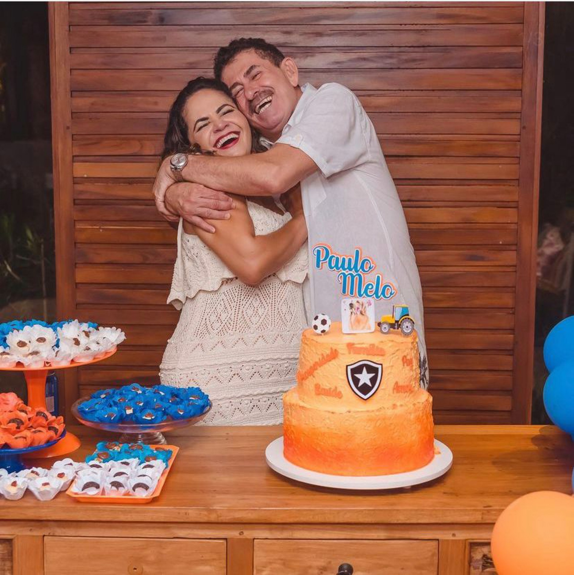 Deputada Franciane Mota abraçando maridão Paulo Melo na festa de aniversário dele - Internet
